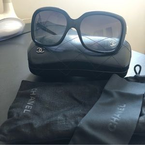Authentic Chanel 5171 white bow black sunglasses with case made in Italy